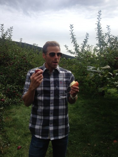 Andy with a gala in one hand and honey crisp in the other! 